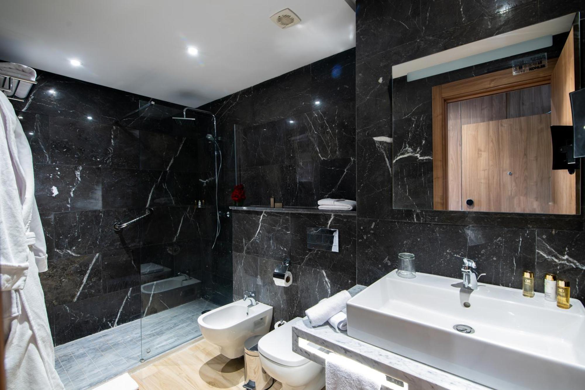 Dominium Palace Agadir Bagian luar foto Bathroom with shower enclosure